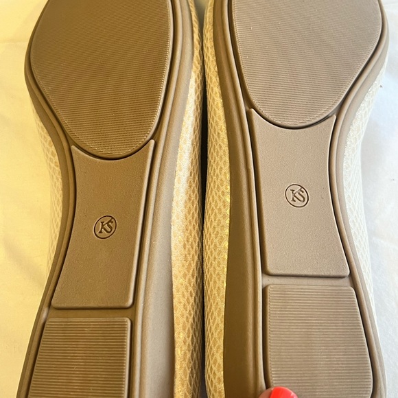 Karen Scott Anjelicaa Flats, natural Scale Size 10M
 New in Box - Picture 3 of 6